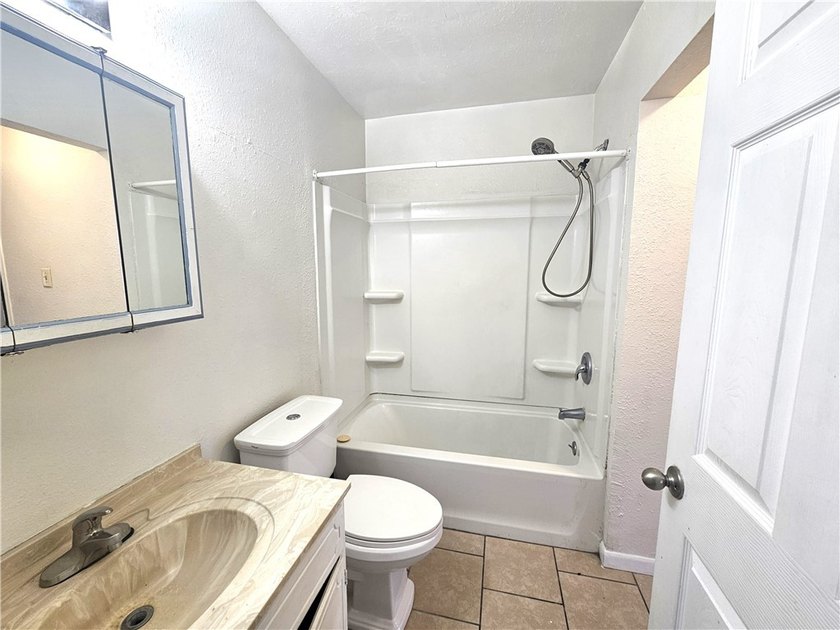 Well-maintained duplex in the heart of Ingleside offering two - photo 8