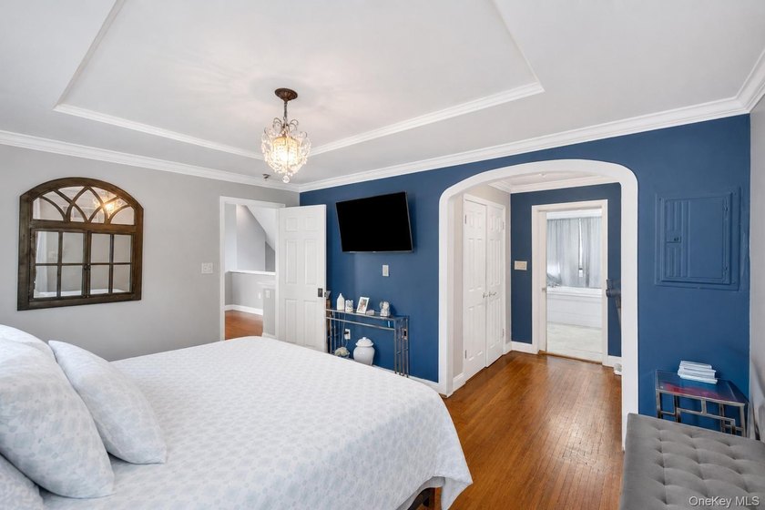 Custom-built and thoughtfully designed, this exceptional home - photo 25