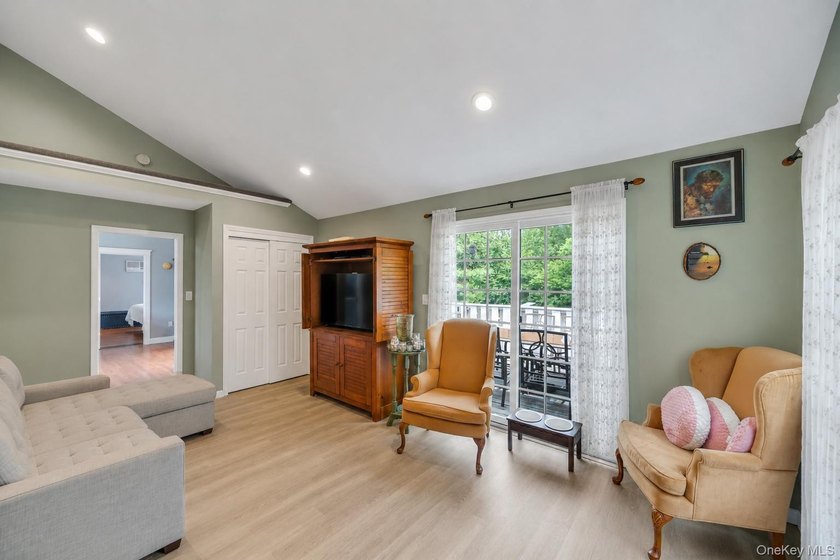 Custom-built and thoughtfully designed, this exceptional home - photo 30