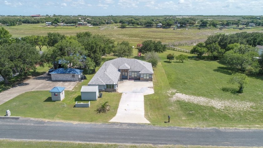 DISCOVER CASUAL, ELEGANT LAKE LIVING WITH THIS BEAUTIFULLY - photo 2