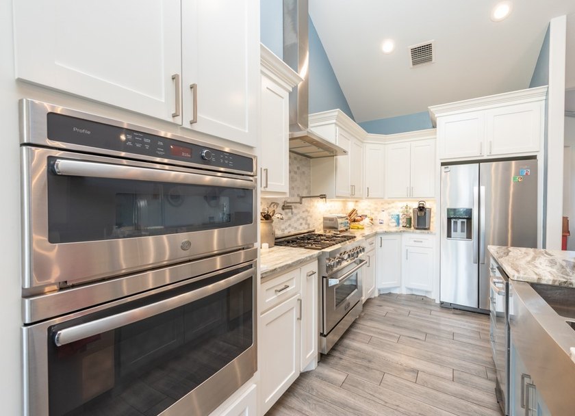 DISCOVER CASUAL, ELEGANT LAKE LIVING WITH THIS BEAUTIFULLY - photo 10
