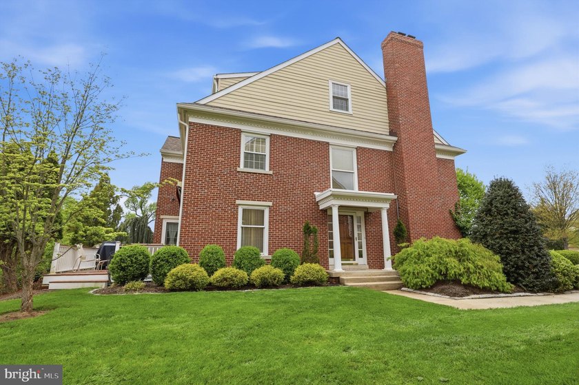 This is the one! Welcome to this beautiful end unit townhome - photo 4