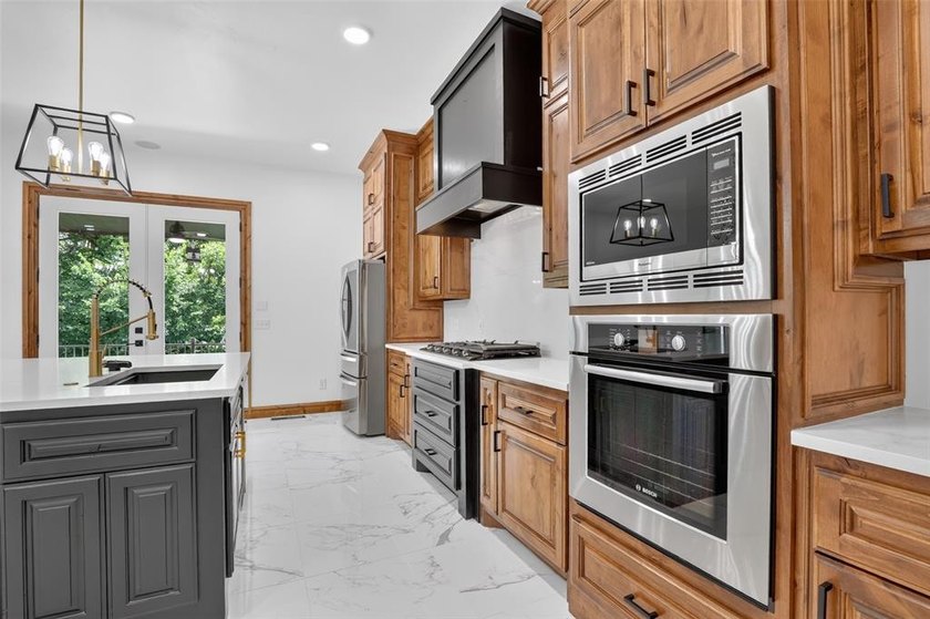Luxury Waterfront Living in Cascata Falls Perfectly positioned - photo 15