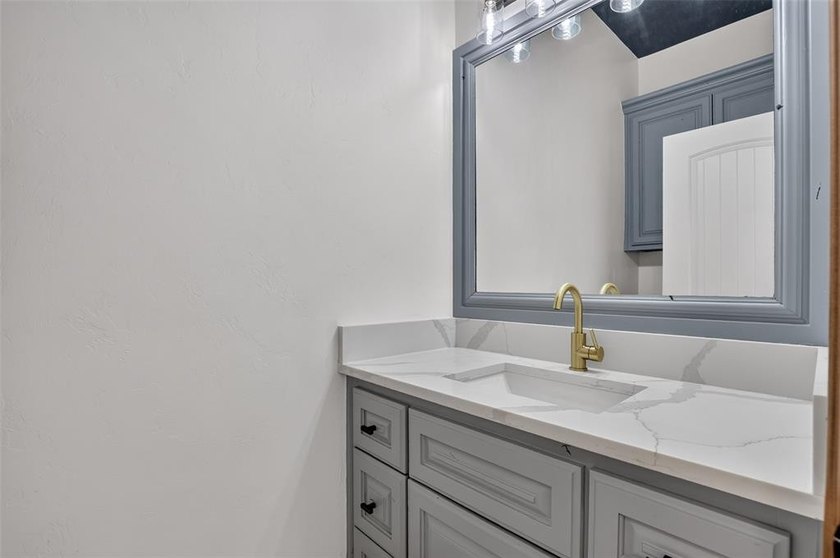 Luxury Waterfront Living in Cascata Falls Perfectly positioned - photo 17