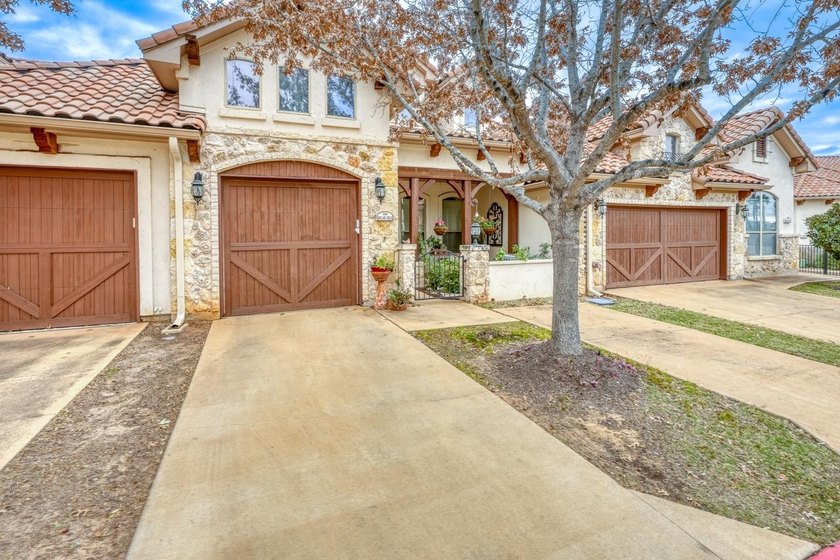 Don't miss this beautiful 2-bedroom, 2-bathroom townhome in the - photo 2