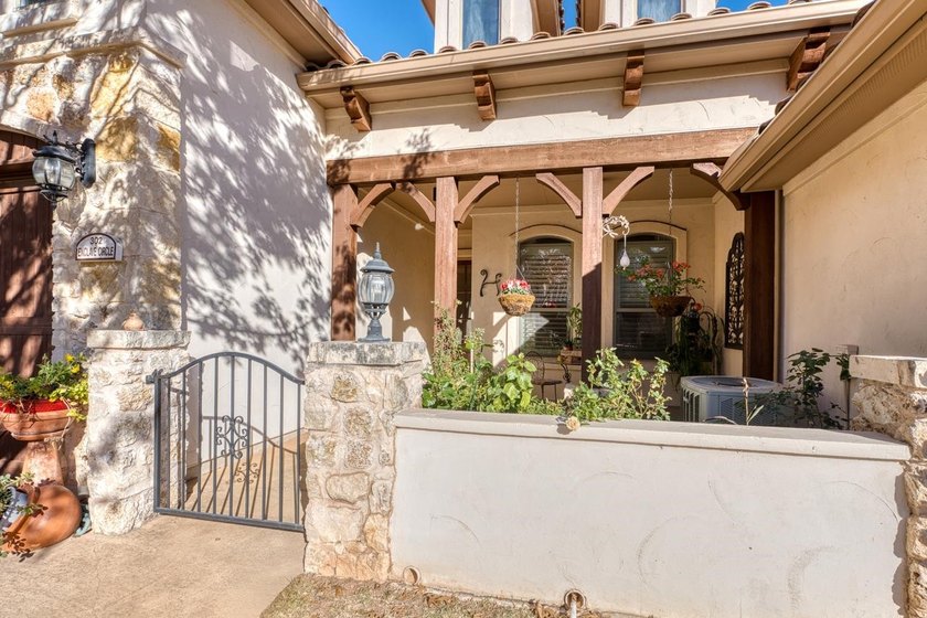 Don't miss this beautiful 2-bedroom, 2-bathroom townhome in the - photo 3
