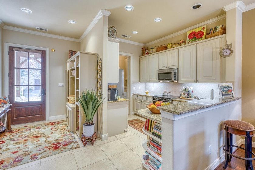 Don't miss this beautiful 2-bedroom, 2-bathroom townhome in the - photo 6