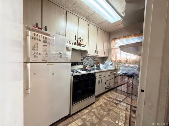 This corner-end unit features two bedrooms, Sunny &amp; Bright with - photo 6