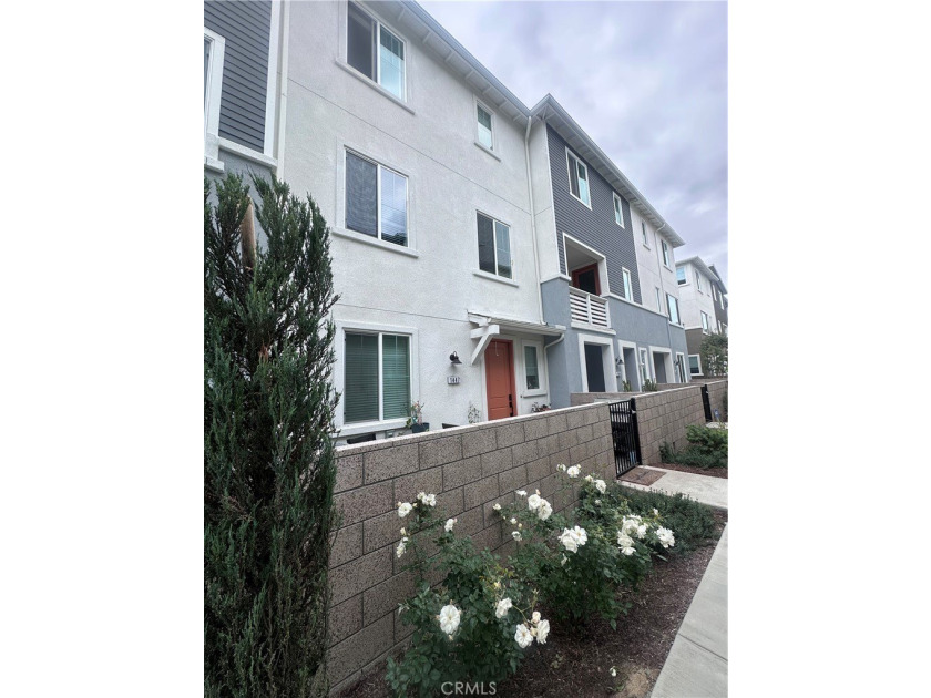 Beautiful newer construction, just 2 years old, featuring all - photo 22