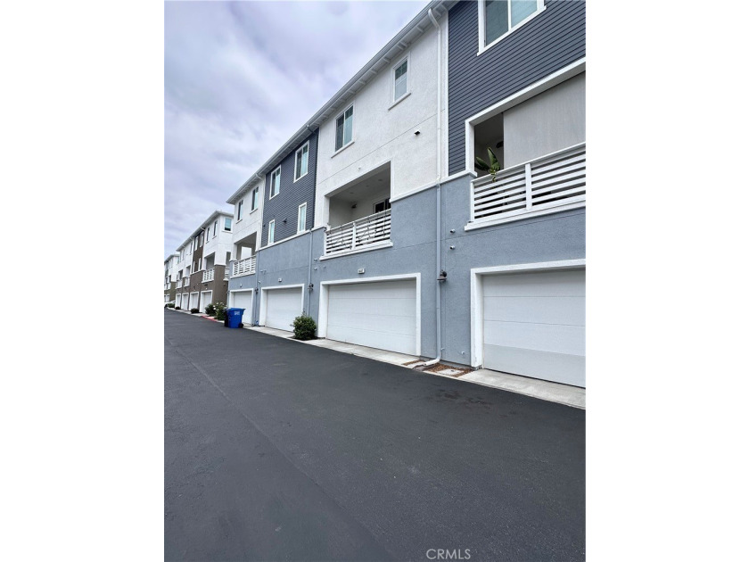Beautiful newer construction, just 2 years old, featuring all - photo 26