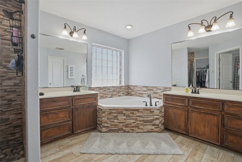 Welcome Home!!! Prepare to fall in love with this beautifully - photo 20