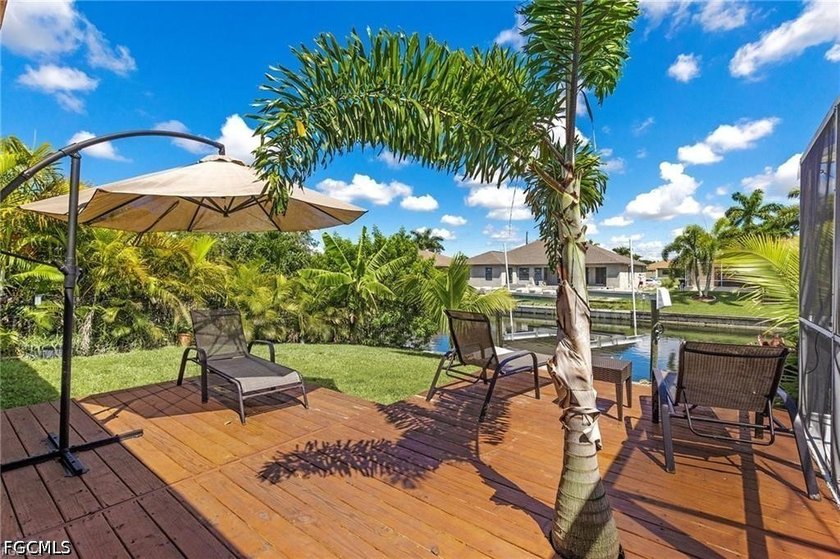 Beautiful Gulf-access, turnkey home offers 3 bedrooms, a den, 2 - photo 29