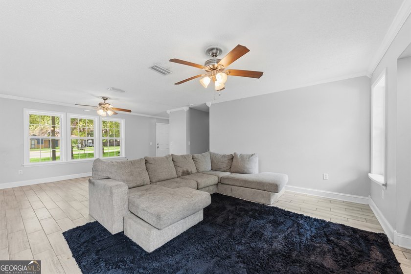 Welcome to 203 Tiffany Circle in beautiful St. Marys, Georgia! - photo 6