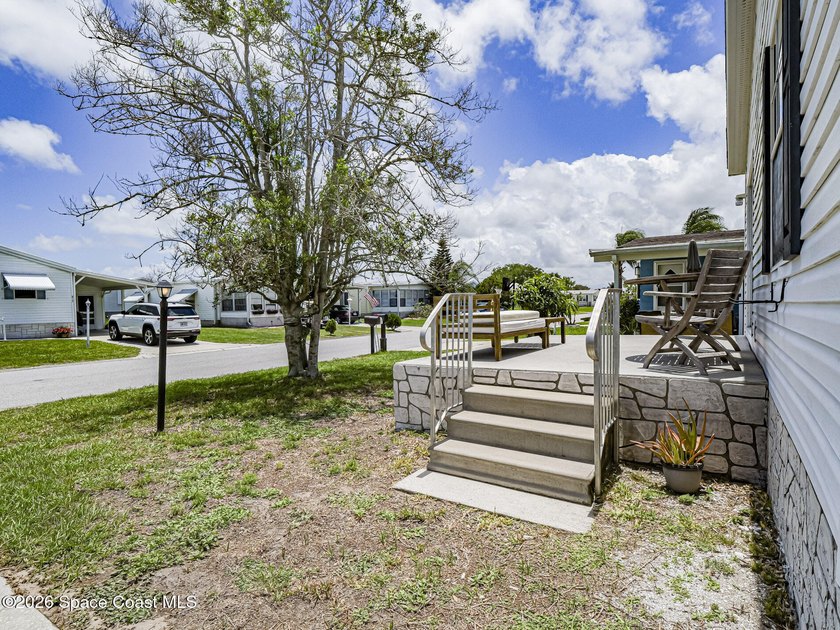 Affordable Florida living! This well-maintained 2006 model - photo 2