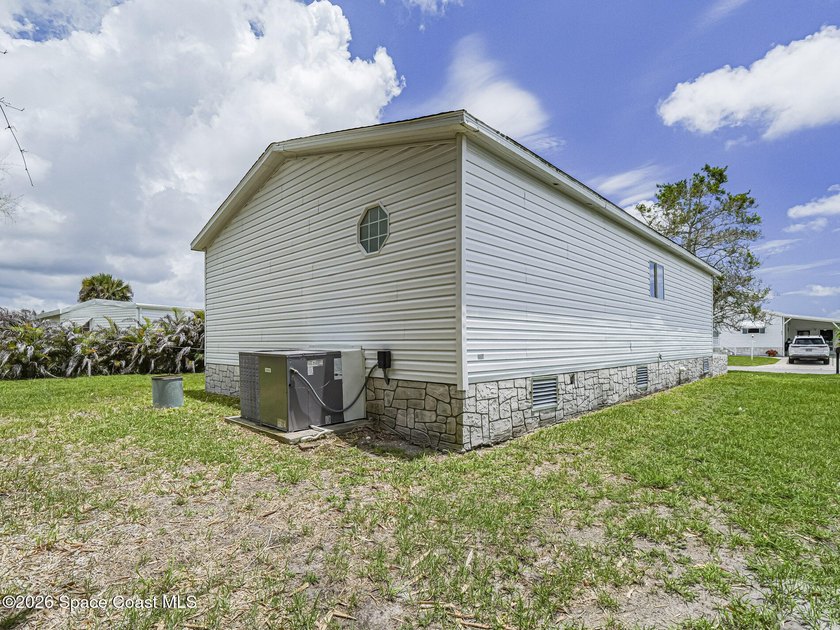 Affordable Florida living! This well-maintained 2006 model - photo 4