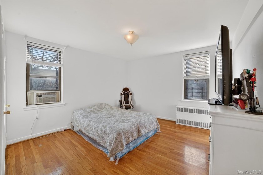 Bright and inviting 2-bedroom, 1-bathroom co-op apartment in the - photo 17