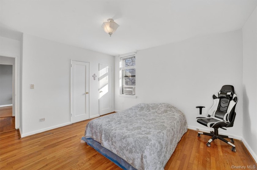 Bright and inviting 2-bedroom, 1-bathroom co-op apartment in the - photo 19