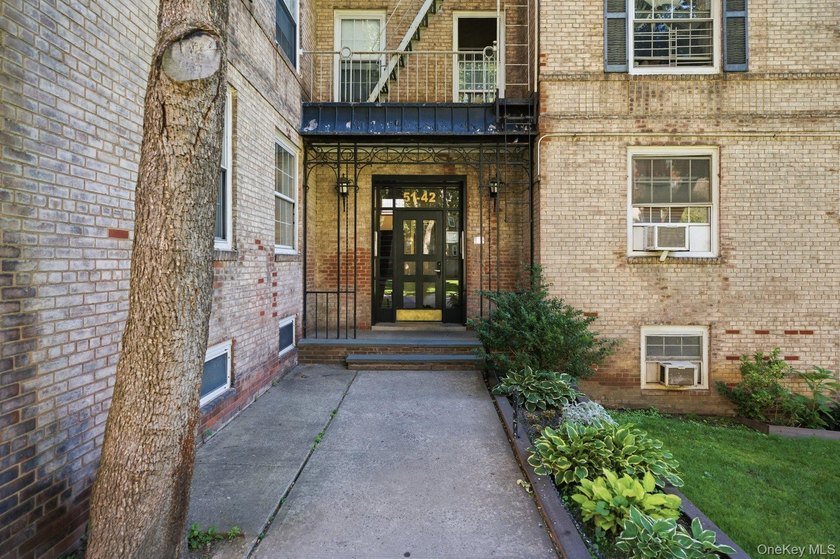 Step into this bright and inviting 1-bedroom, 1-bathroom home in - photo 14