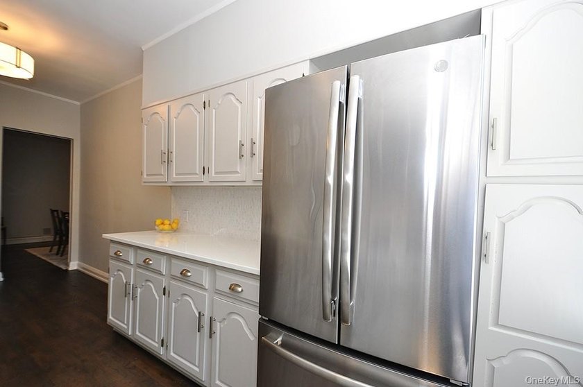 Welcome to this spacious and beautifully maintained one-bedroom - photo 11