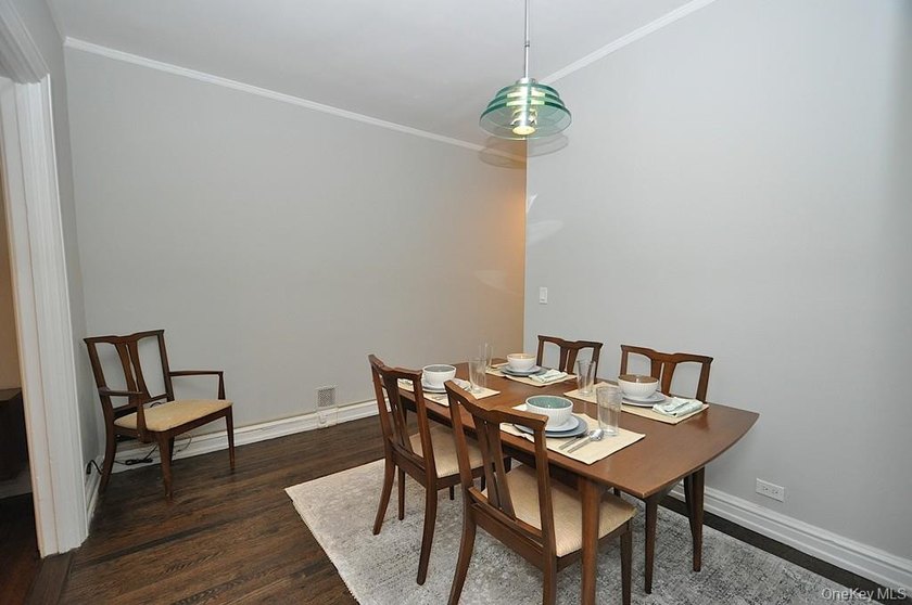 Welcome to this spacious and beautifully maintained one-bedroom - photo 18