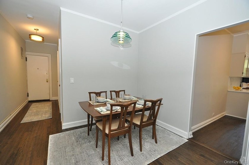 Welcome to this spacious and beautifully maintained one-bedroom - photo 19