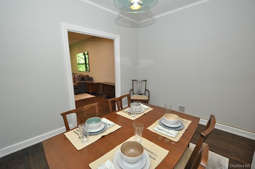Welcome to this spacious and beautifully maintained one-bedroom - photo 20