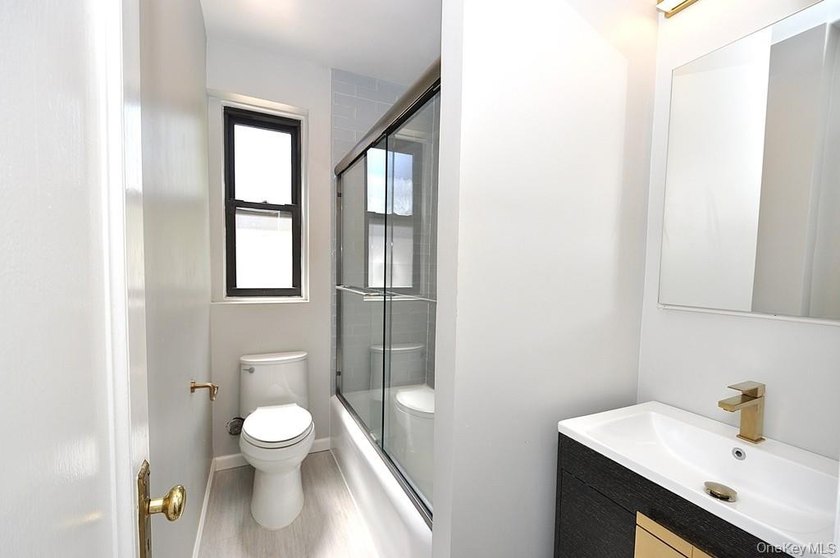 Welcome to this spacious and beautifully maintained one-bedroom - photo 25