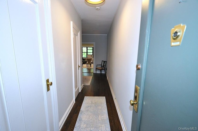 Welcome to this spacious and beautifully maintained one-bedroom - photo 28