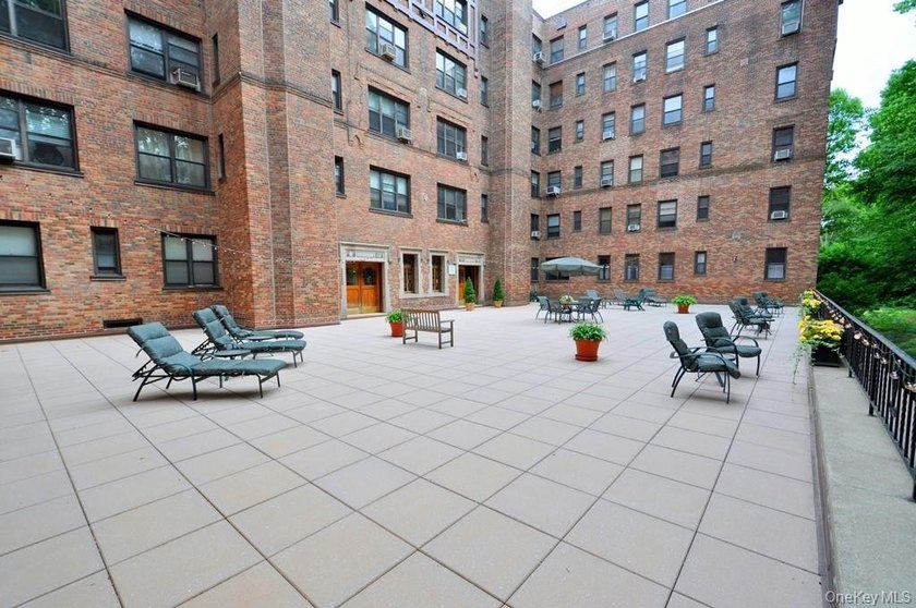 Welcome to this spacious and beautifully maintained one-bedroom - photo 33