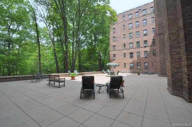 Welcome to this spacious and beautifully maintained one-bedroom - photo 34