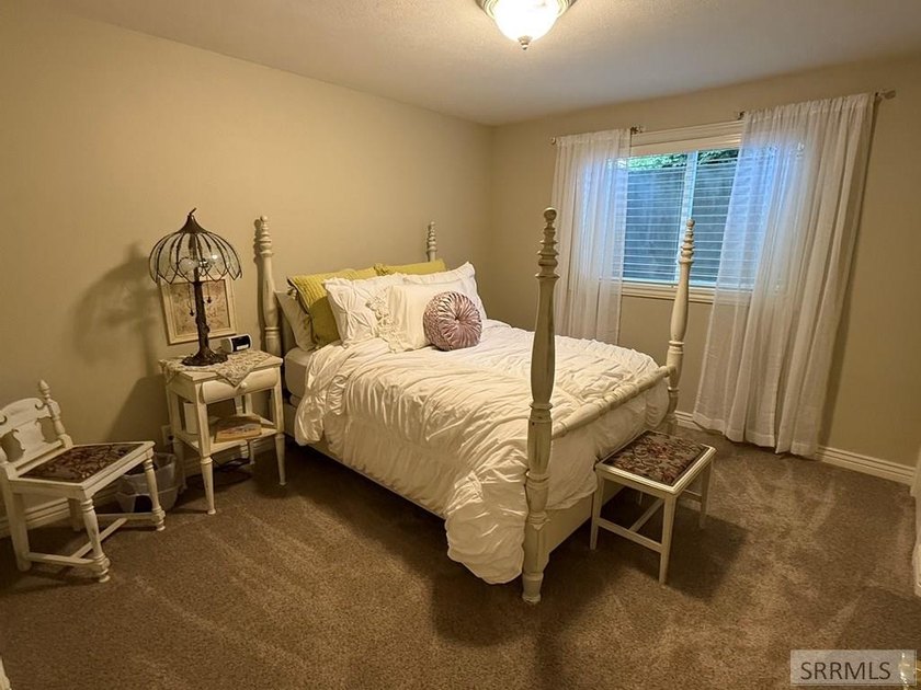 Welcome home to this spacious and beautifully maintained - photo 22