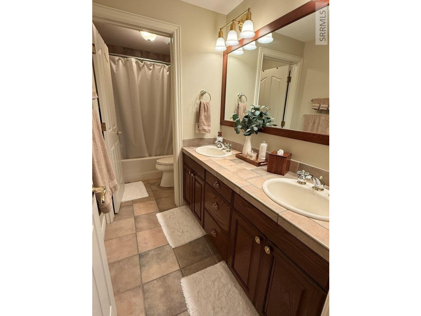 Welcome home to this spacious and beautifully maintained - photo 23