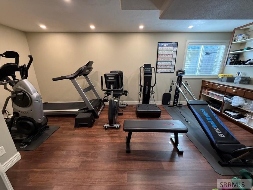 Welcome home to this spacious and beautifully maintained - photo 25