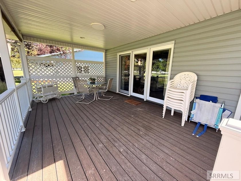 Welcome home to this spacious and beautifully maintained - photo 29