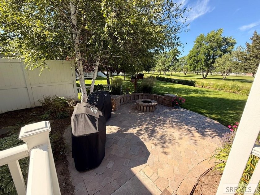 Welcome home to this spacious and beautifully maintained - photo 30