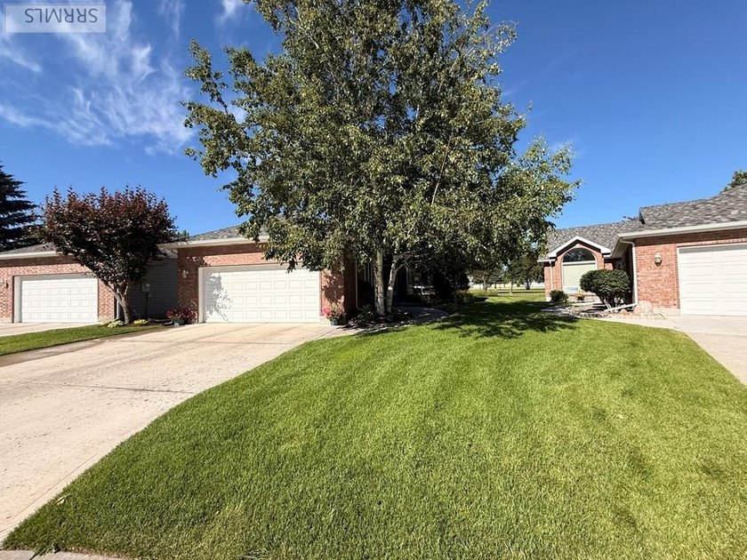 Welcome home to this spacious and beautifully maintained - photo 38