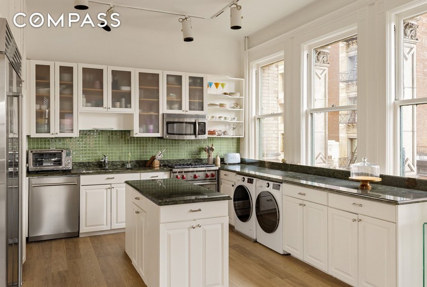 Perched on a high floor, soaring above height-restricted SOHO - photo 6