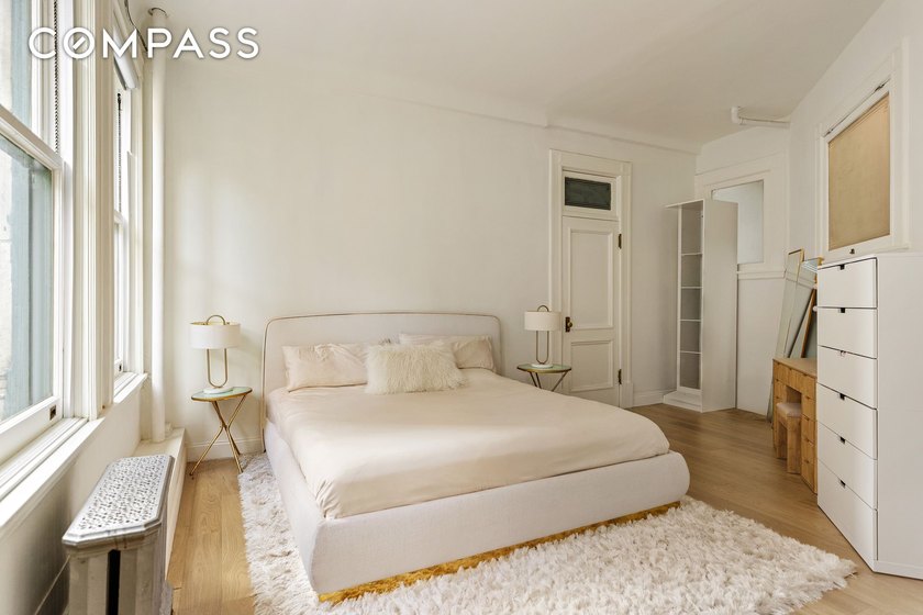 Perched on a high floor, soaring above height-restricted SOHO - photo 8