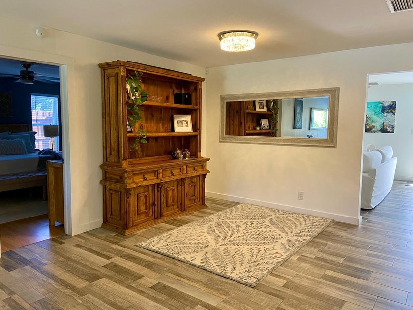 Welcome to this beautifully renovated 5-bedroom, 3-bathroom home - photo 11