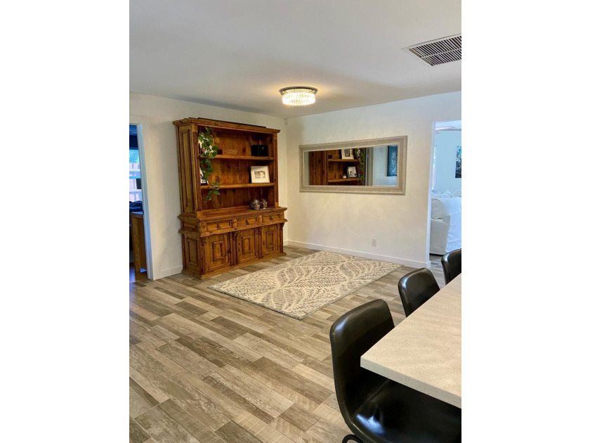 Welcome to this beautifully renovated 5-bedroom, 3-bathroom home - photo 12