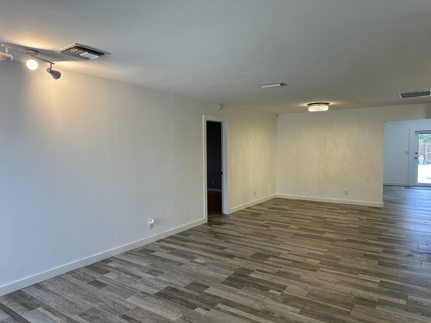 Welcome to this beautifully renovated 5-bedroom, 3-bathroom home - photo 13
