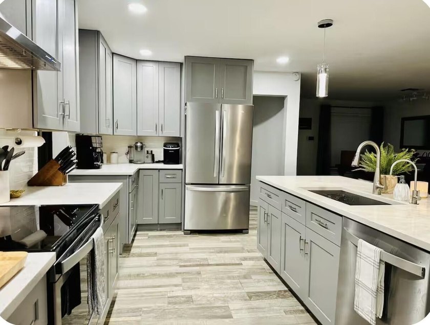 Welcome to this beautifully renovated 5-bedroom, 3-bathroom home - photo 19