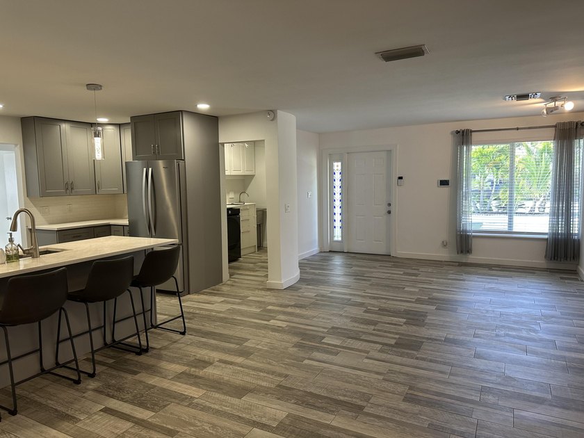 Welcome to this beautifully renovated 5-bedroom, 3-bathroom home - photo 22