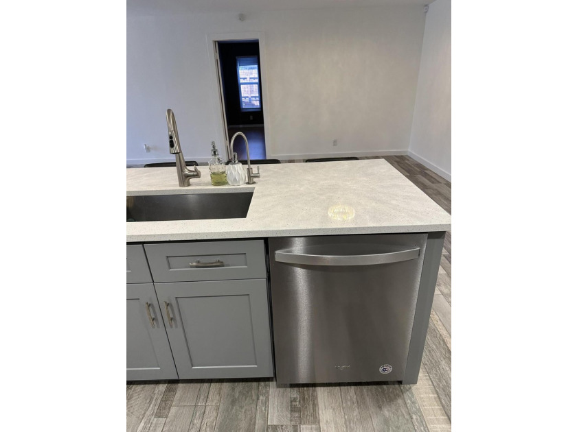 Welcome to this beautifully renovated 5-bedroom, 3-bathroom home - photo 26