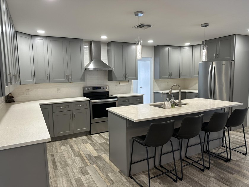 Welcome to this beautifully renovated 5-bedroom, 3-bathroom home - photo 28