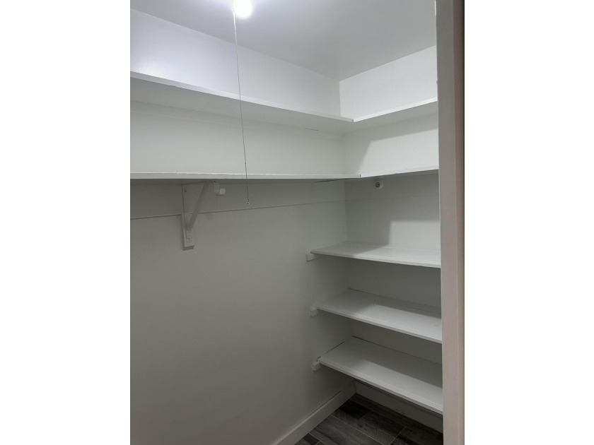 Welcome to this beautifully renovated 5-bedroom, 3-bathroom home - photo 29