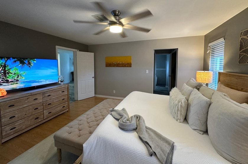 Welcome to this beautifully renovated 5-bedroom, 3-bathroom home - photo 34