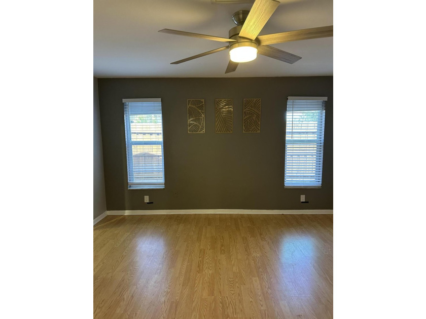 Welcome to this beautifully renovated 5-bedroom, 3-bathroom home - photo 36