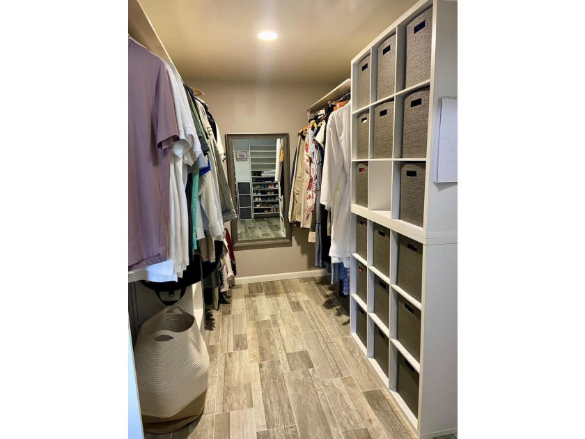 Welcome to this beautifully renovated 5-bedroom, 3-bathroom home - photo 39