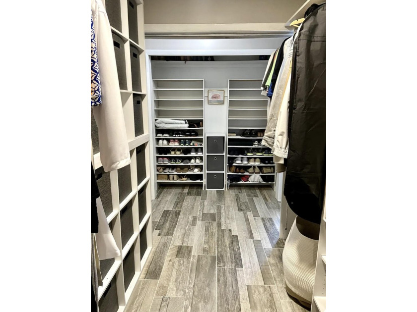 Welcome to this beautifully renovated 5-bedroom, 3-bathroom home - photo 40